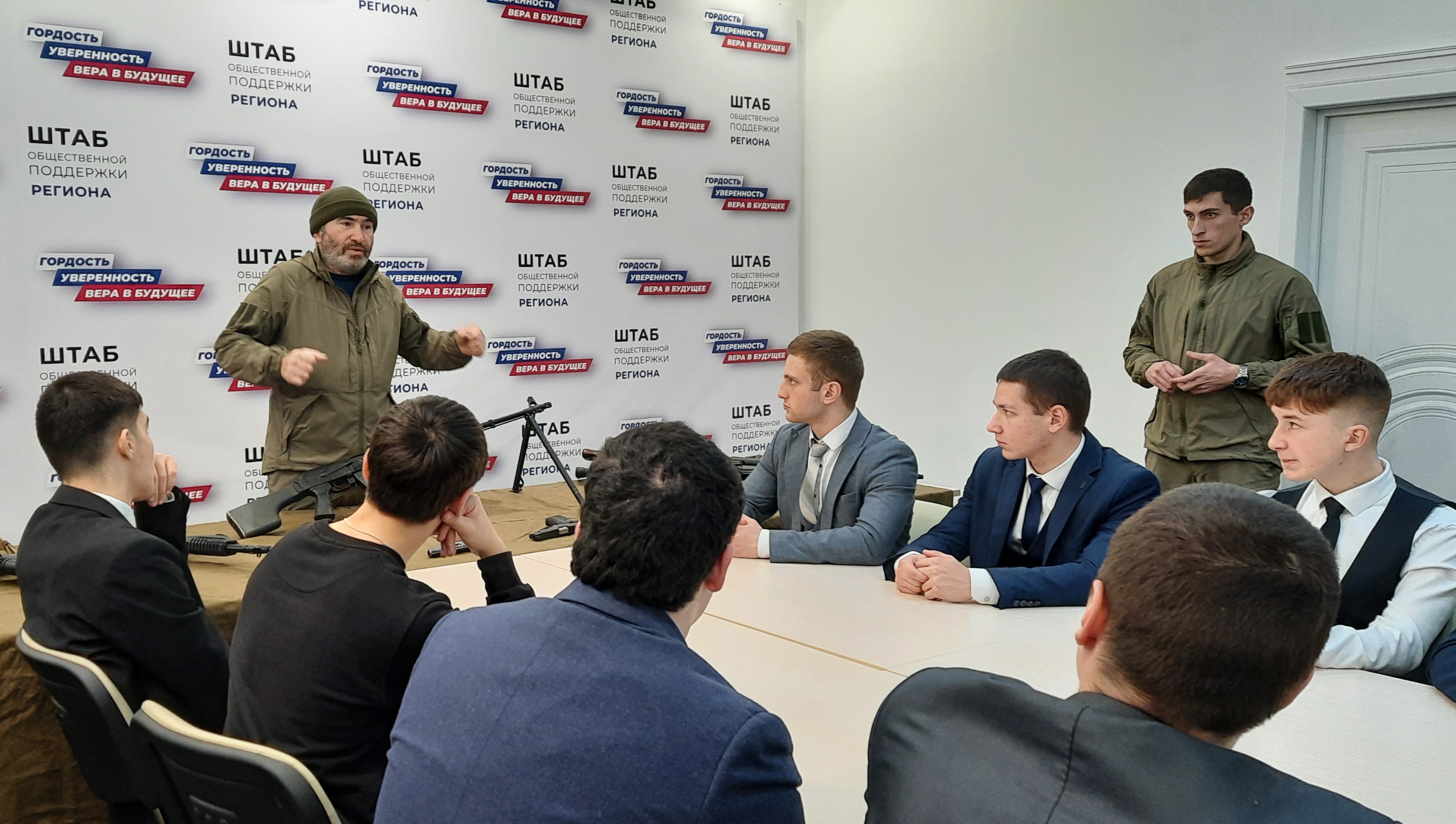 «Единая Россия» при поддержке Центра военно-патриотического воспитания молодежи организовала Урок мужества для старшеклассников