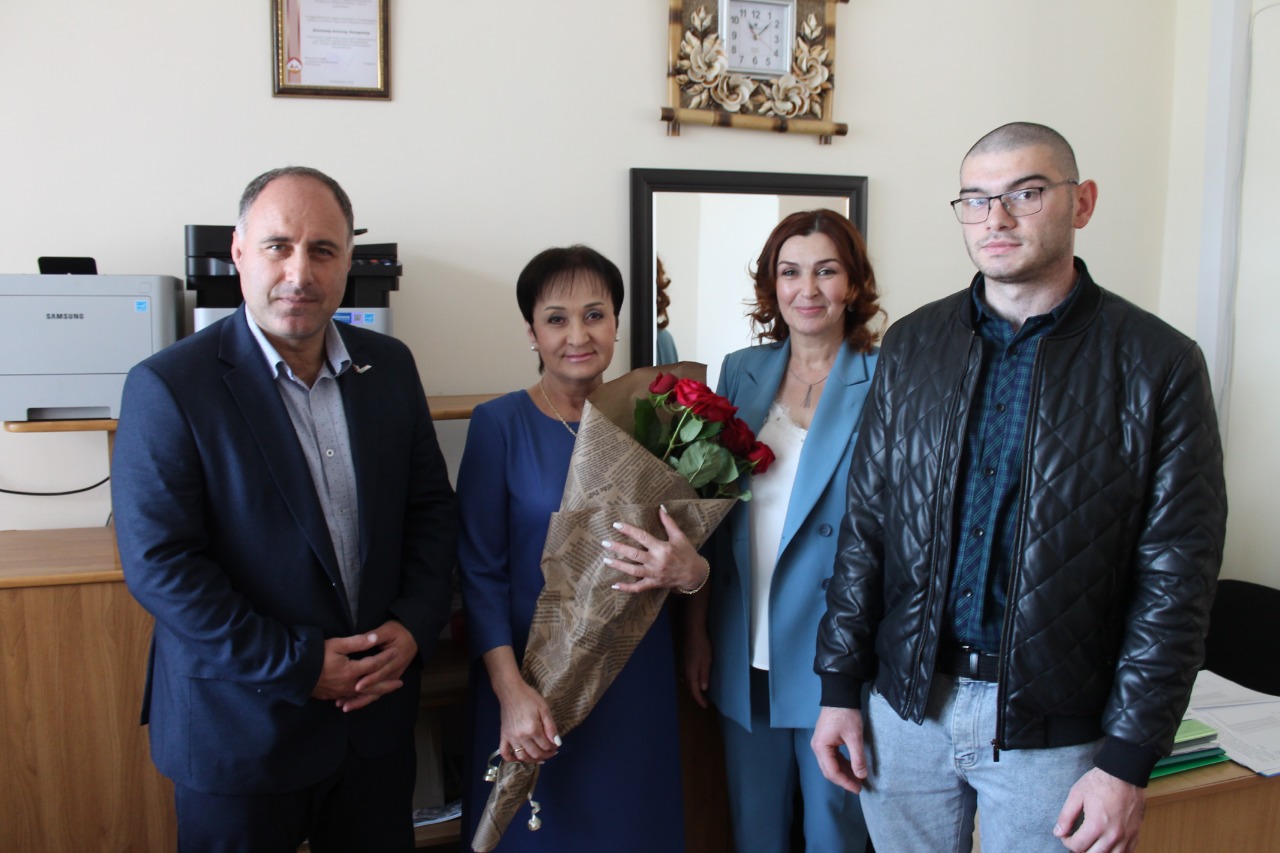 Активисты Народного фронта в Северной Осетии поздравили работников социальной сферы с профессиональным праздником