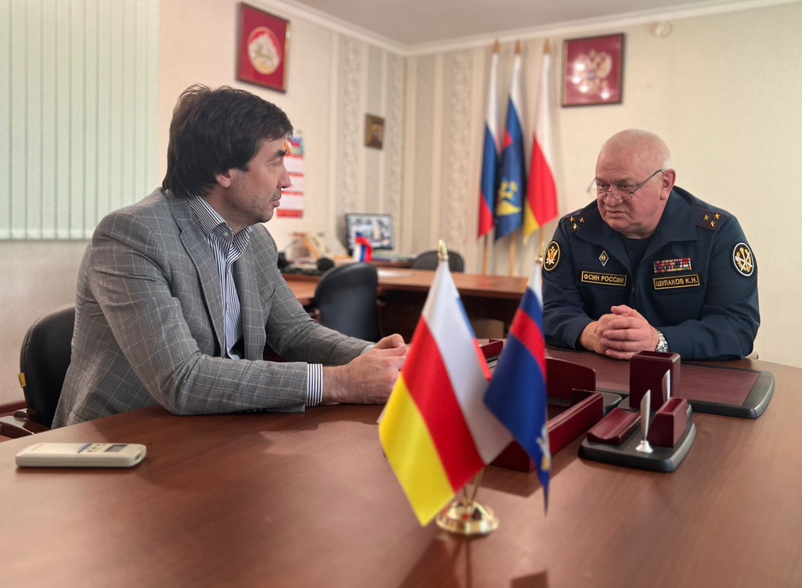 Начальник УФСИН России по РСО-Алания Константин Шулаков провел рабочую встречу с президентом Торгово-промышленной палаты региона Анзором Караевым