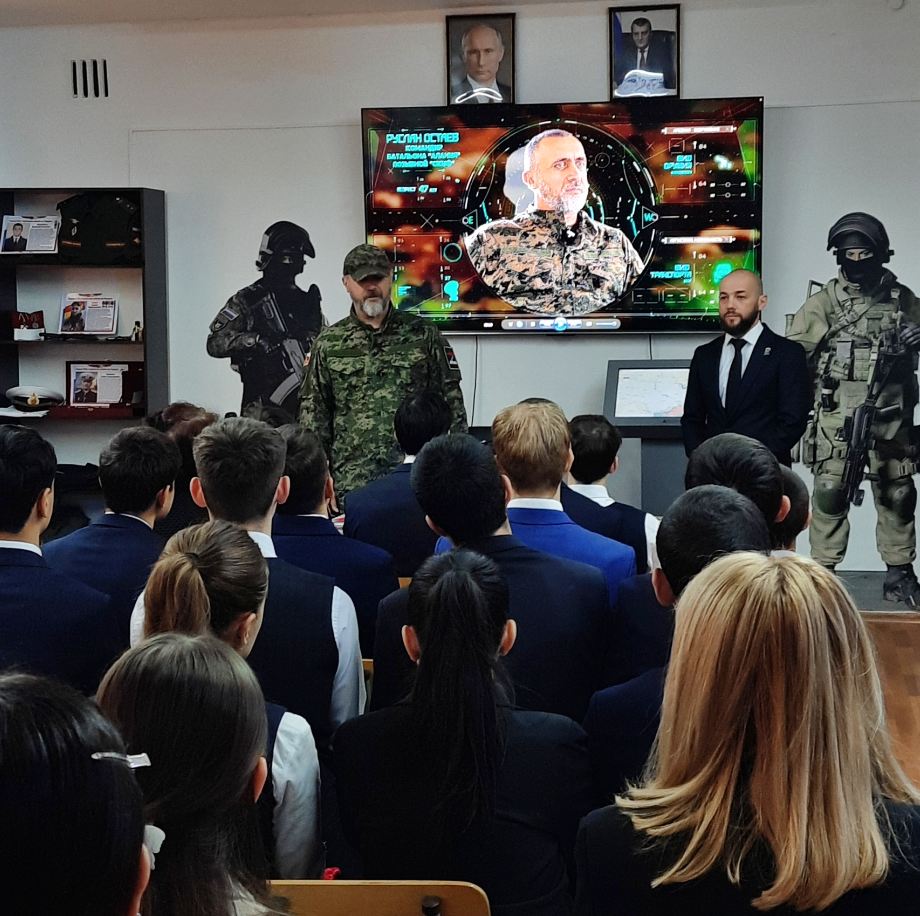 «Единая Россия» организовала Урок мужества для школьников