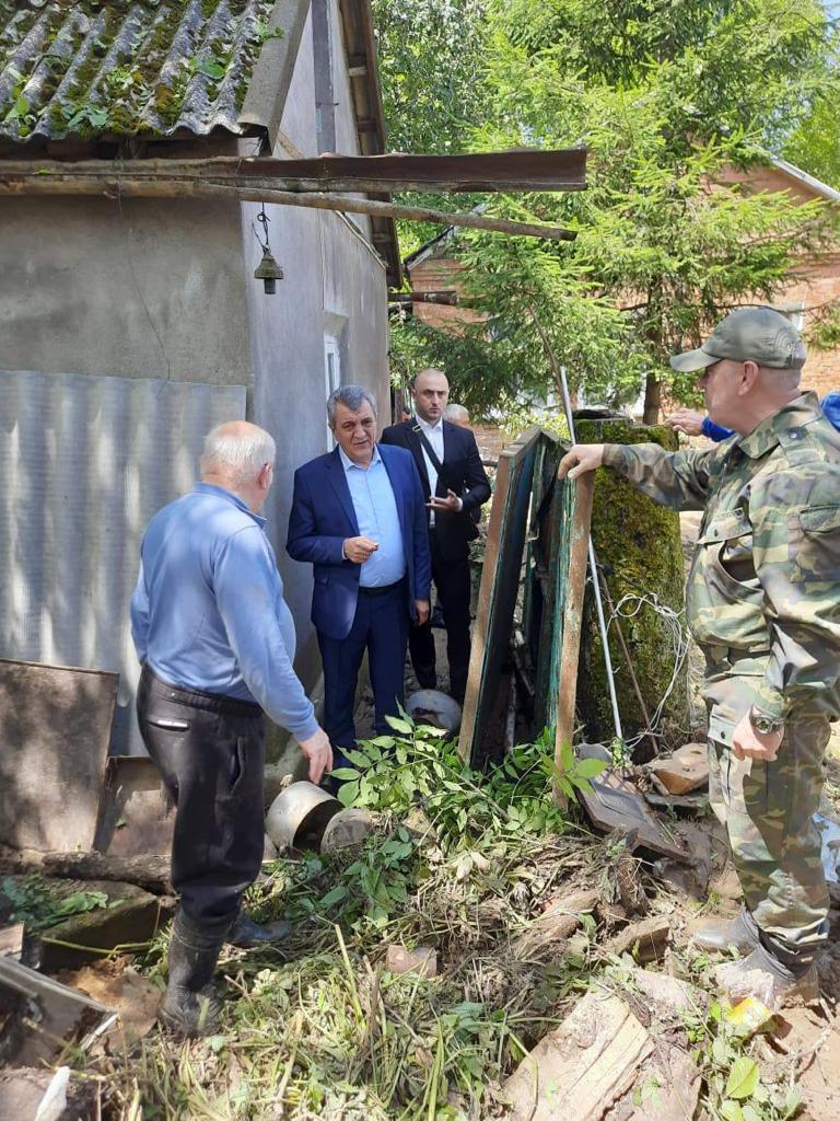 Помогали всем миром 