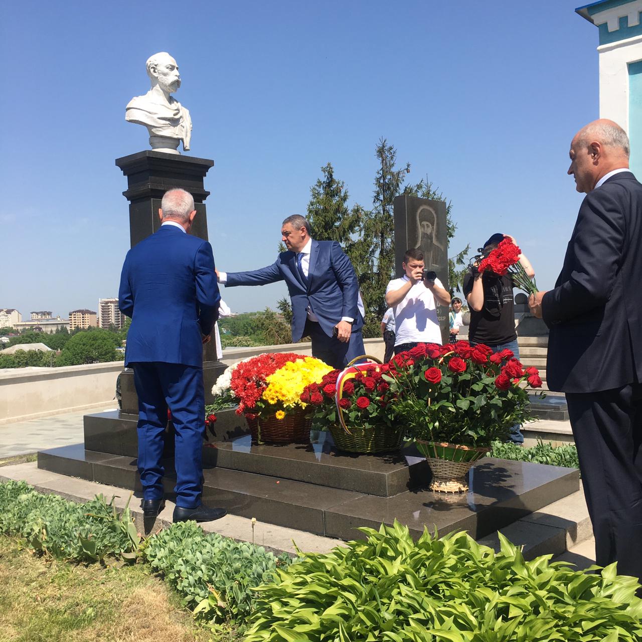 Церемония возложения цветов к могиле Коста Хетагурова прошла сегодня в Осетинской церкви 