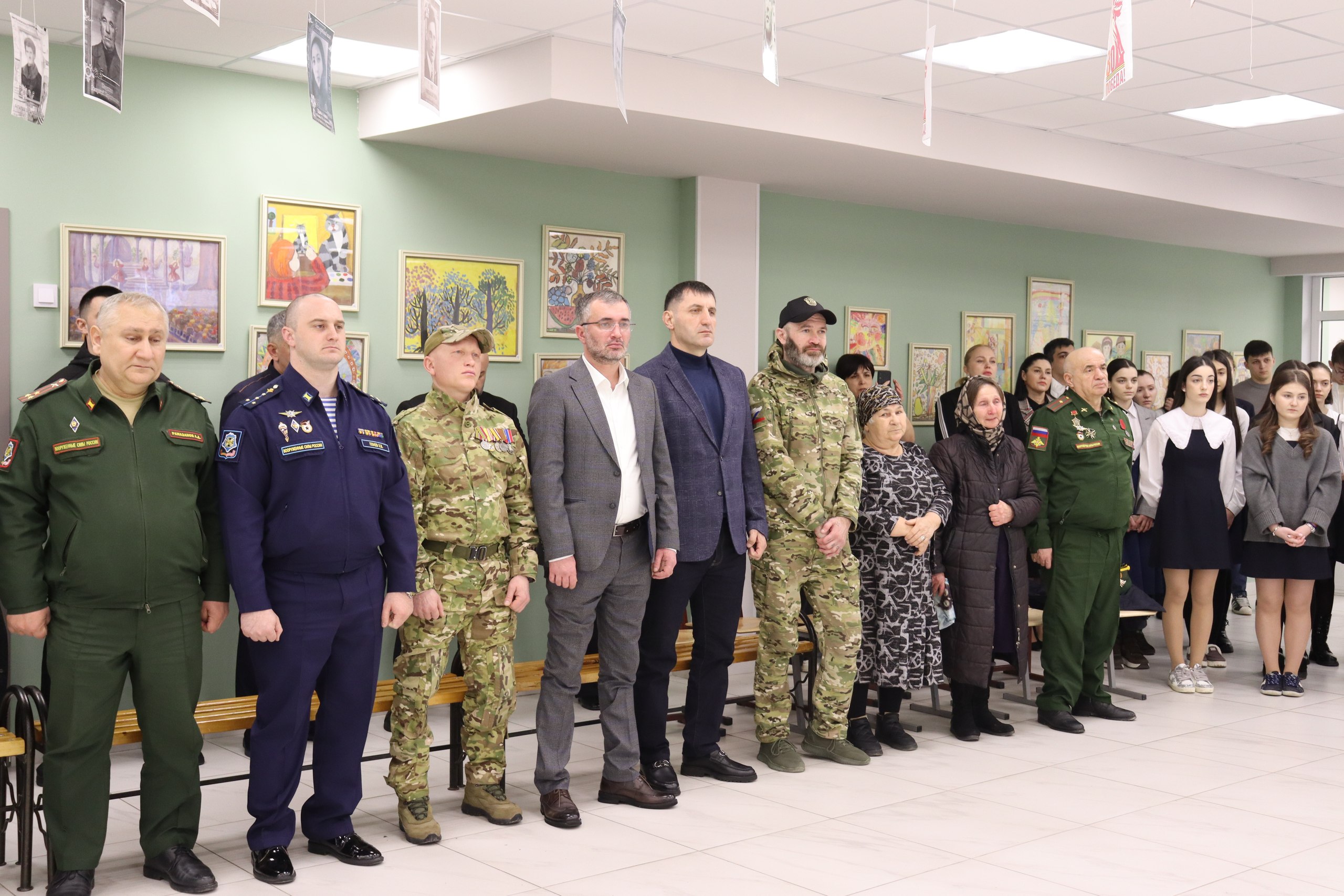 В школе-гимназии им. Героев спецназа открылась выставка картин художника из Ульяновска Михаила Чернова 