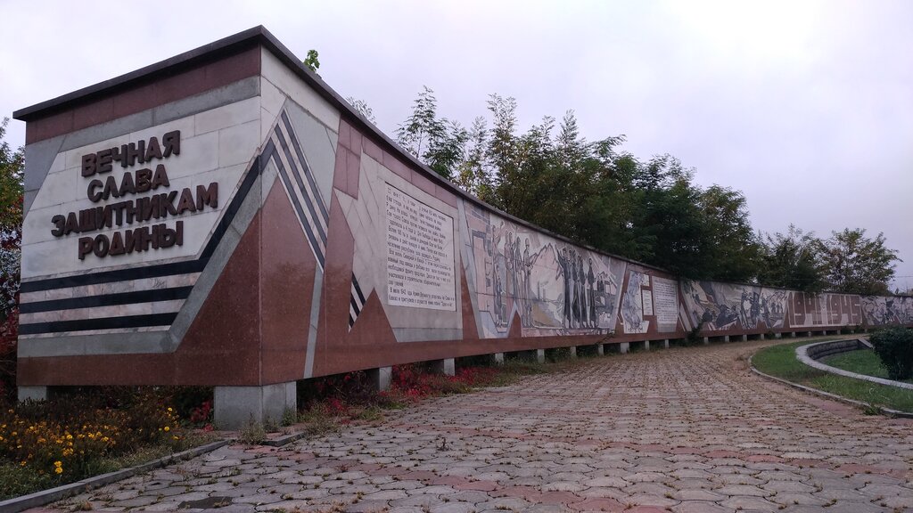 ПРОВОДЯТСЯ РАБОТЫ ПО НАНЕСЕНИЮ ИМЕН НА МЕМОРИАЛЫ