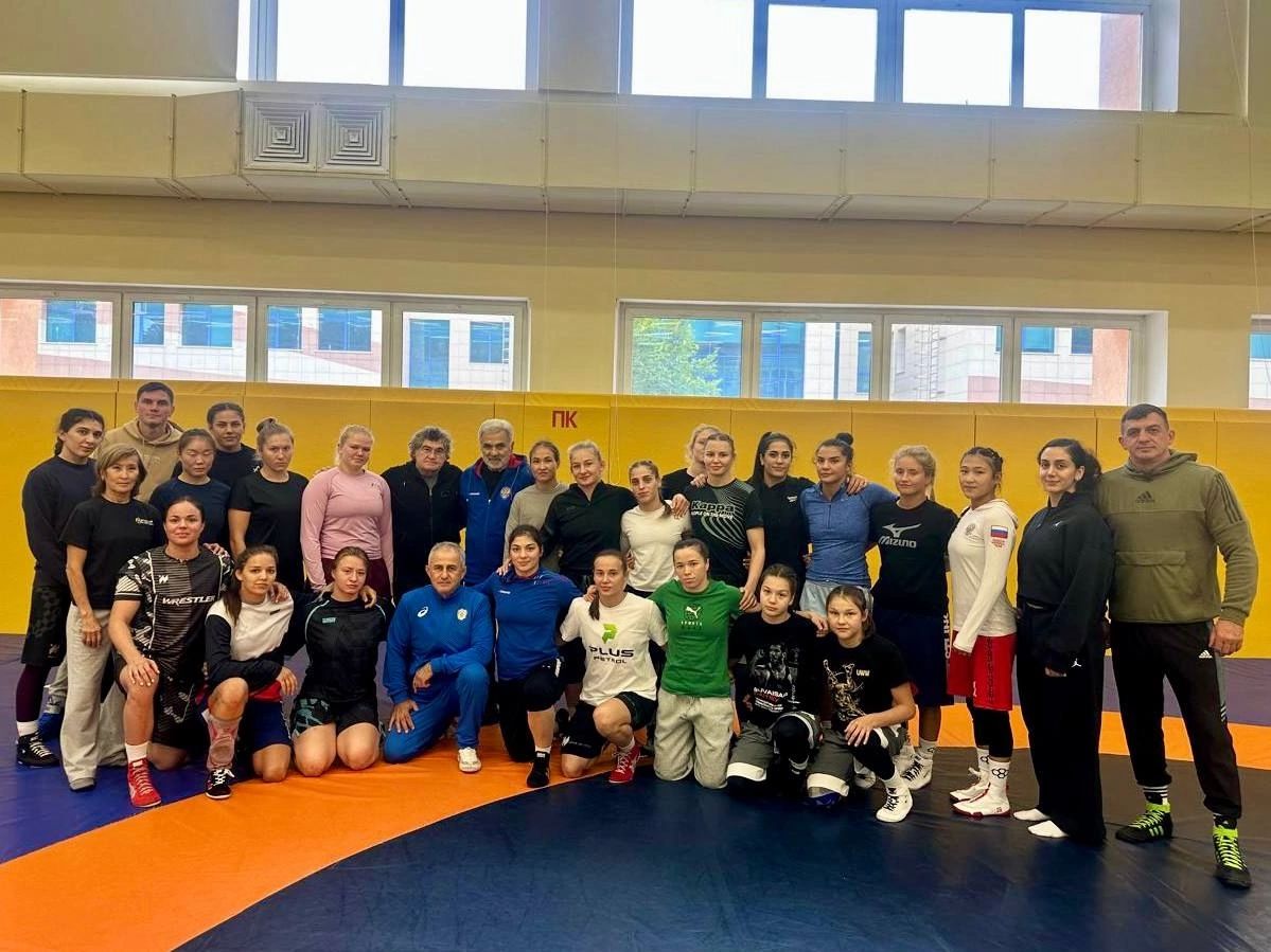 Амина Танделова и Алина Касабиева  готовятся к чемпионату мира по женской борьбе